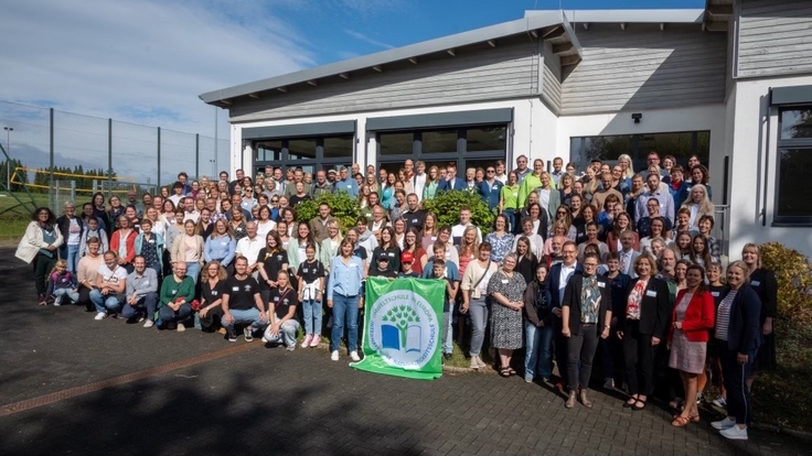 Gruppe von Leuten bei der Auszeichnung der INA/USE-Schulen im Bereich der RLSB Braunschweig