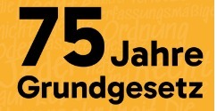 orangefarbener Hintergrund, darauf in fetter schwarzer Schrift, zweizeilig: 75 Jahre Gundgesetz. Und in weiß: - läuft!.