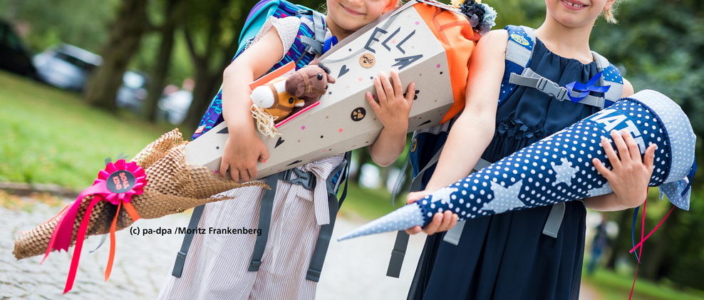 Kinder mit Schultte zur Einschuling, zwei Mädchen